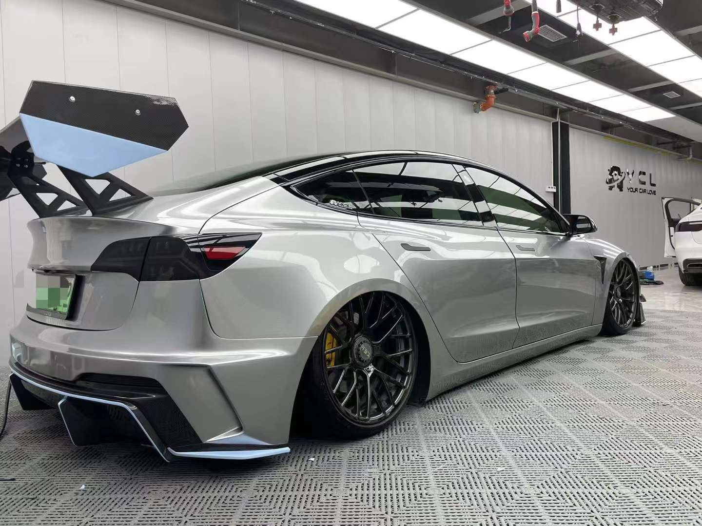 Silver Tesla Model 3 — Robot Craftsman HACKER Narrowbody — Build 3
