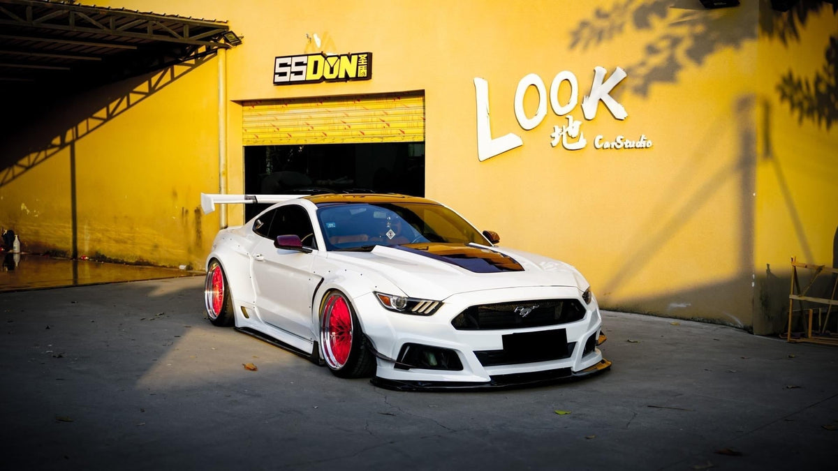 Ford Mustang — Robot Craftsman V2 Bodykit | White
