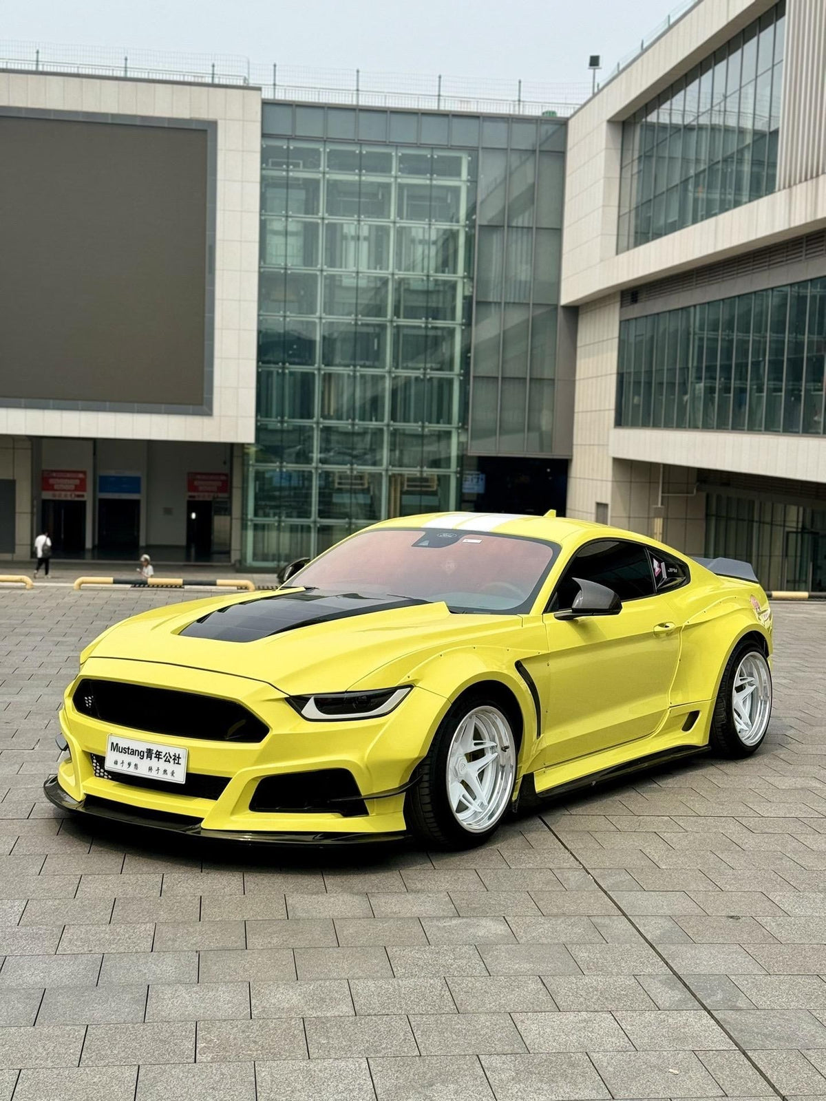 Ford Mustang — Robot Craftsman V2 Bodykit | Yellow