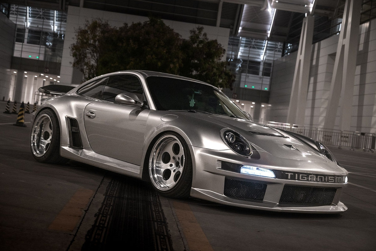 Silver — Robot Porsche 911 Carrera 997 (2004–2012) Tiganism Gustav Full FRP & Partial Carbon Widebody Kit — Build 3