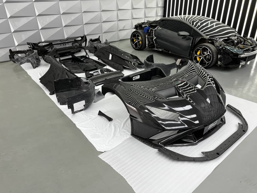 SD Dynamics Lamborghini Huracan to STO Conversion Dry-Carbon Full Body Kit