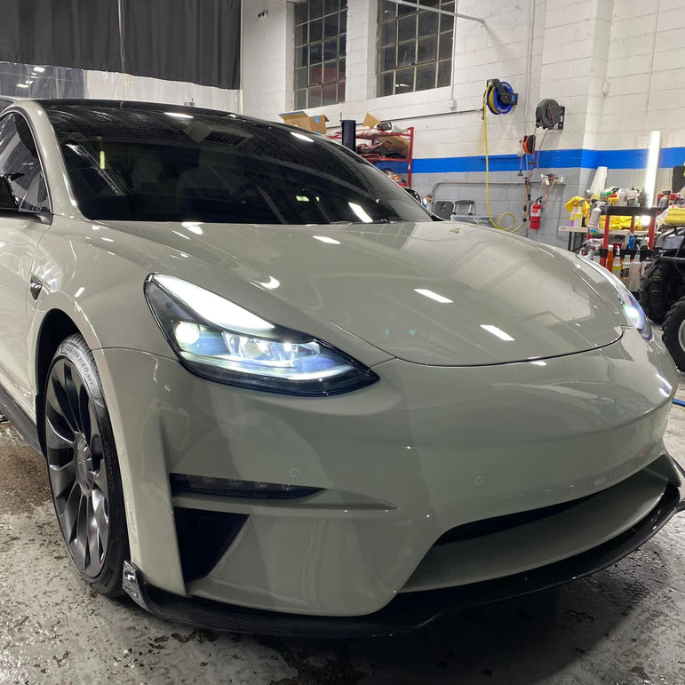 Robot Craftsman Tesla Model 3 