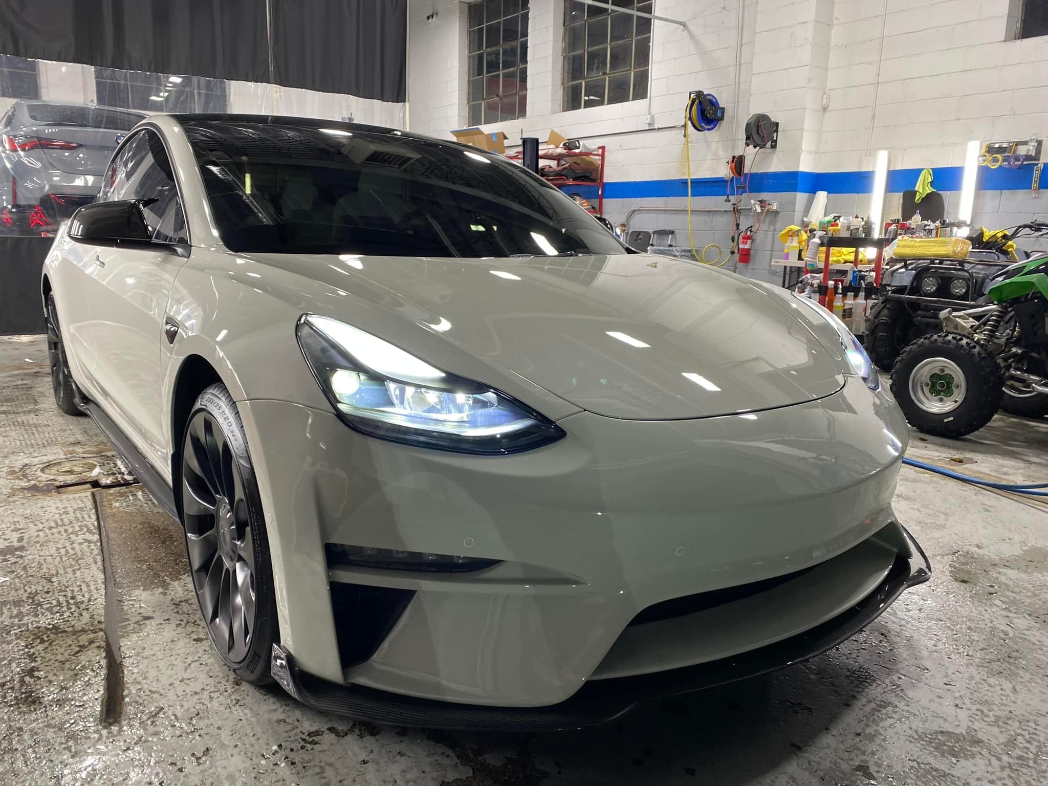 Robot Craftsman Tesla Model 3 