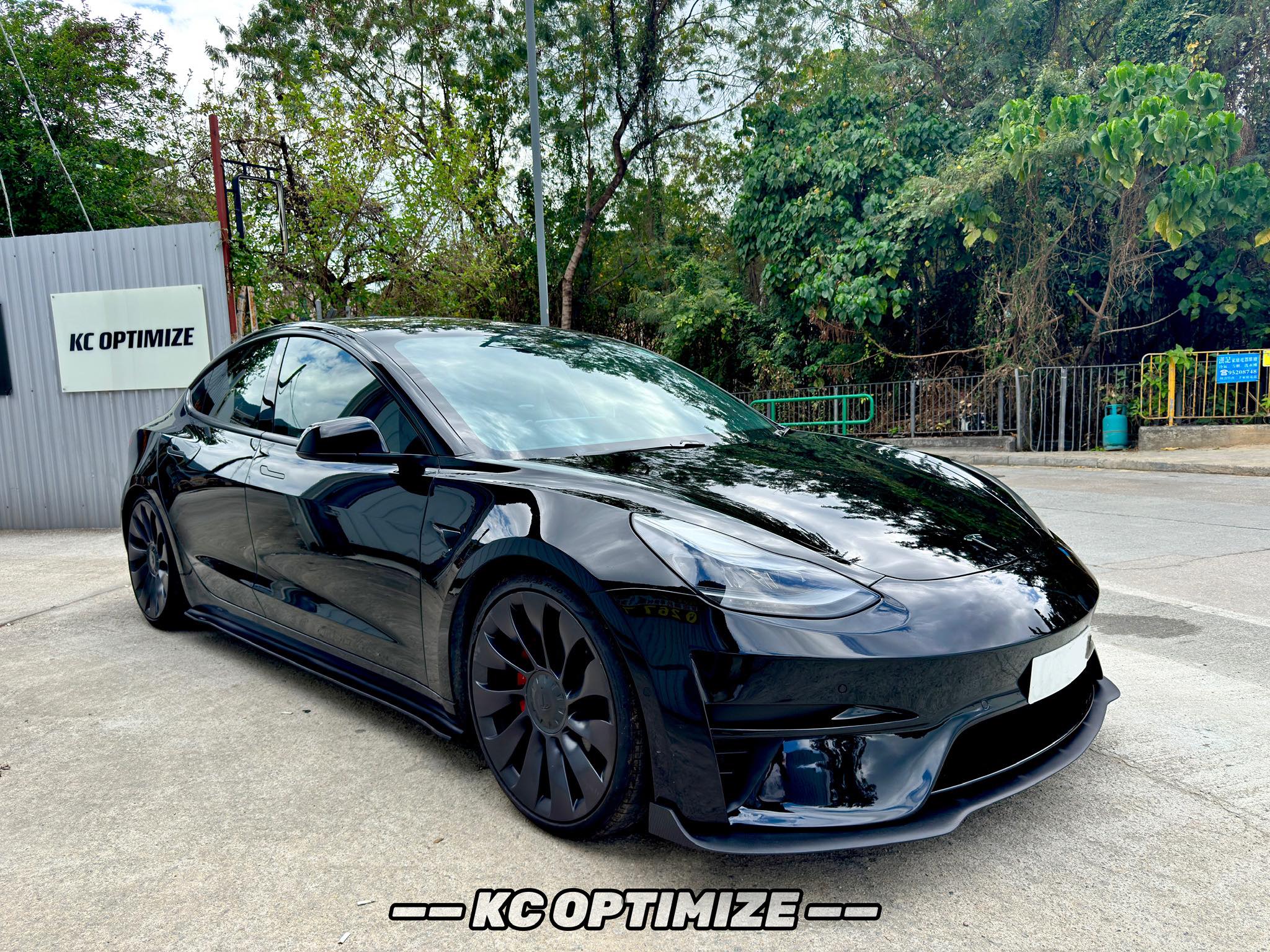 Robot Craftsman Tesla Model 3 