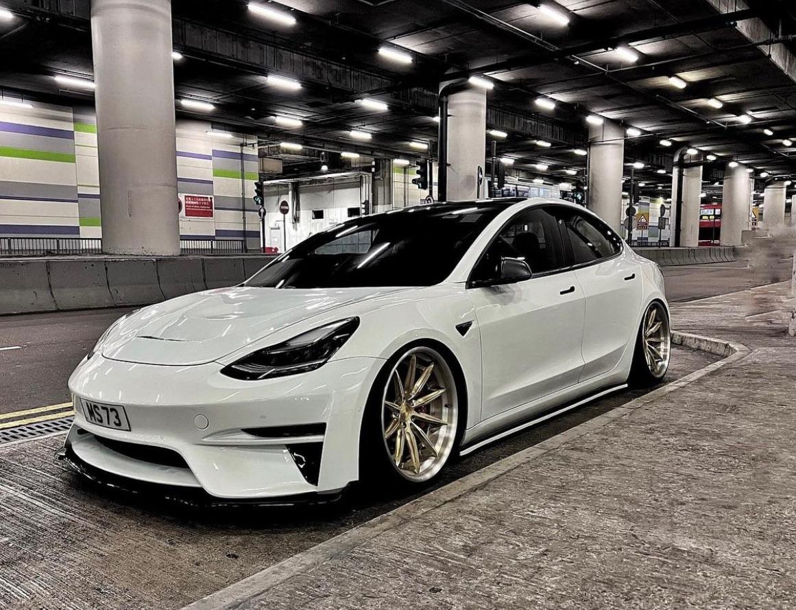 Robot Craftsman Tesla Model 3 