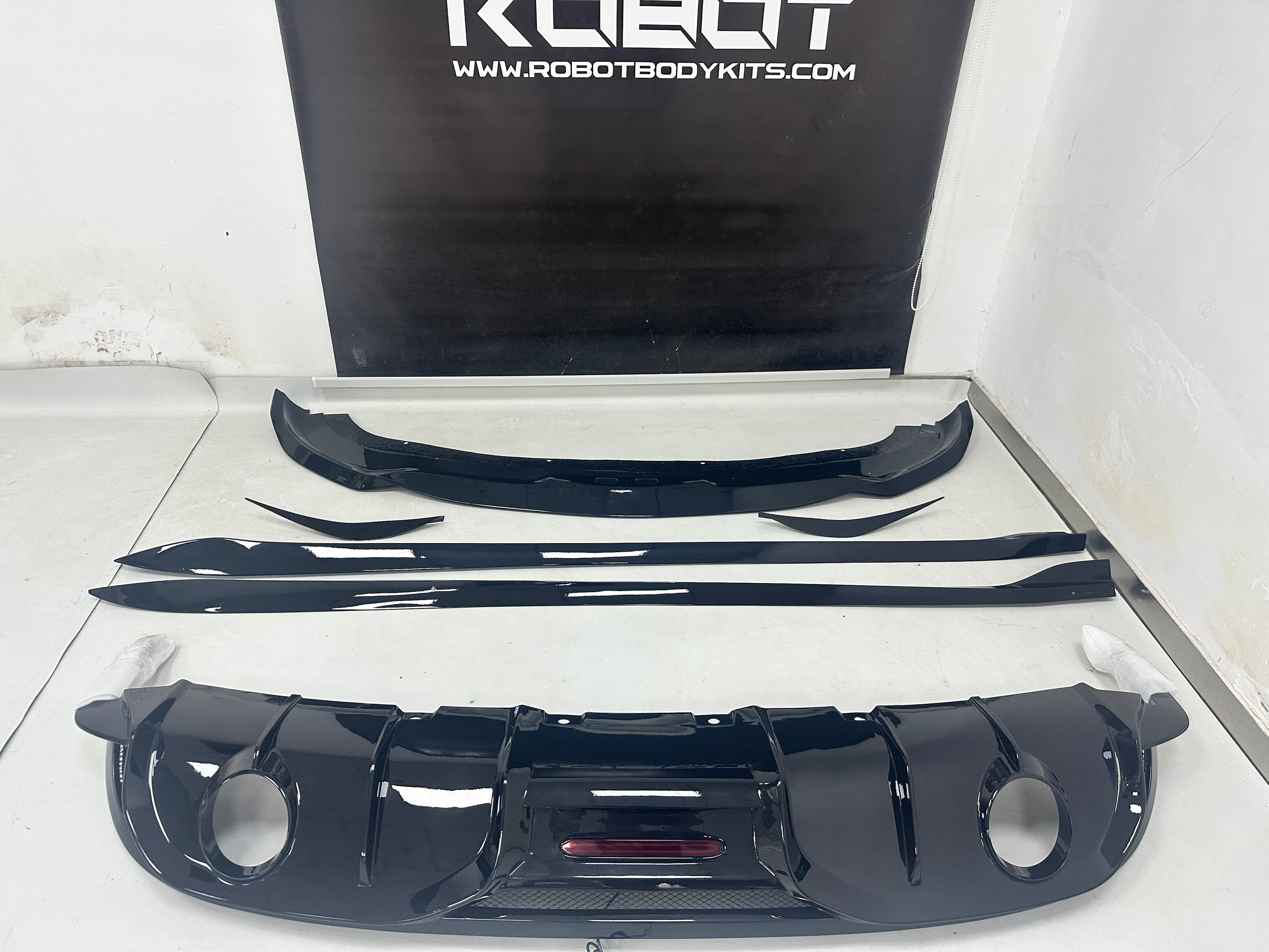 Robot Craftsman Alfa Romeo Giulia Lowline Bodykit (Hydrogai Series)  - Base FRP kit