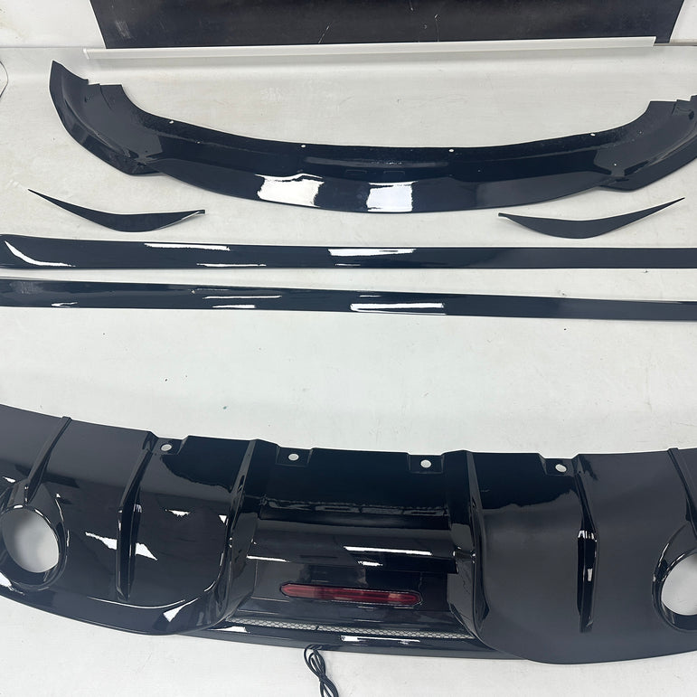 Robot Craftsman Alfa Romeo Giulia Lowline Bodykit (Hydrogai Series)  - Base FRP kit