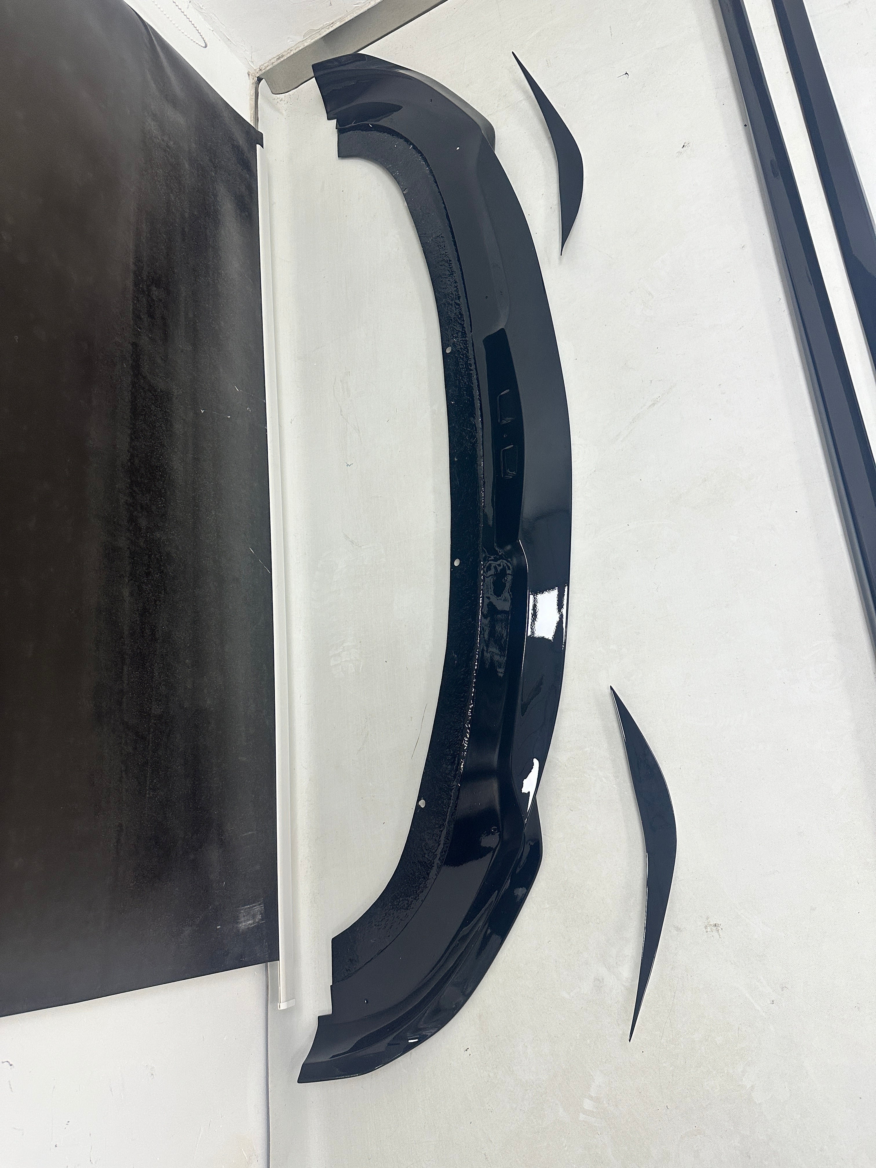 Robot Craftsman Alfa Romeo Giulia Lowline Bodykit (Hydrogai Series)  - Base FRP kit