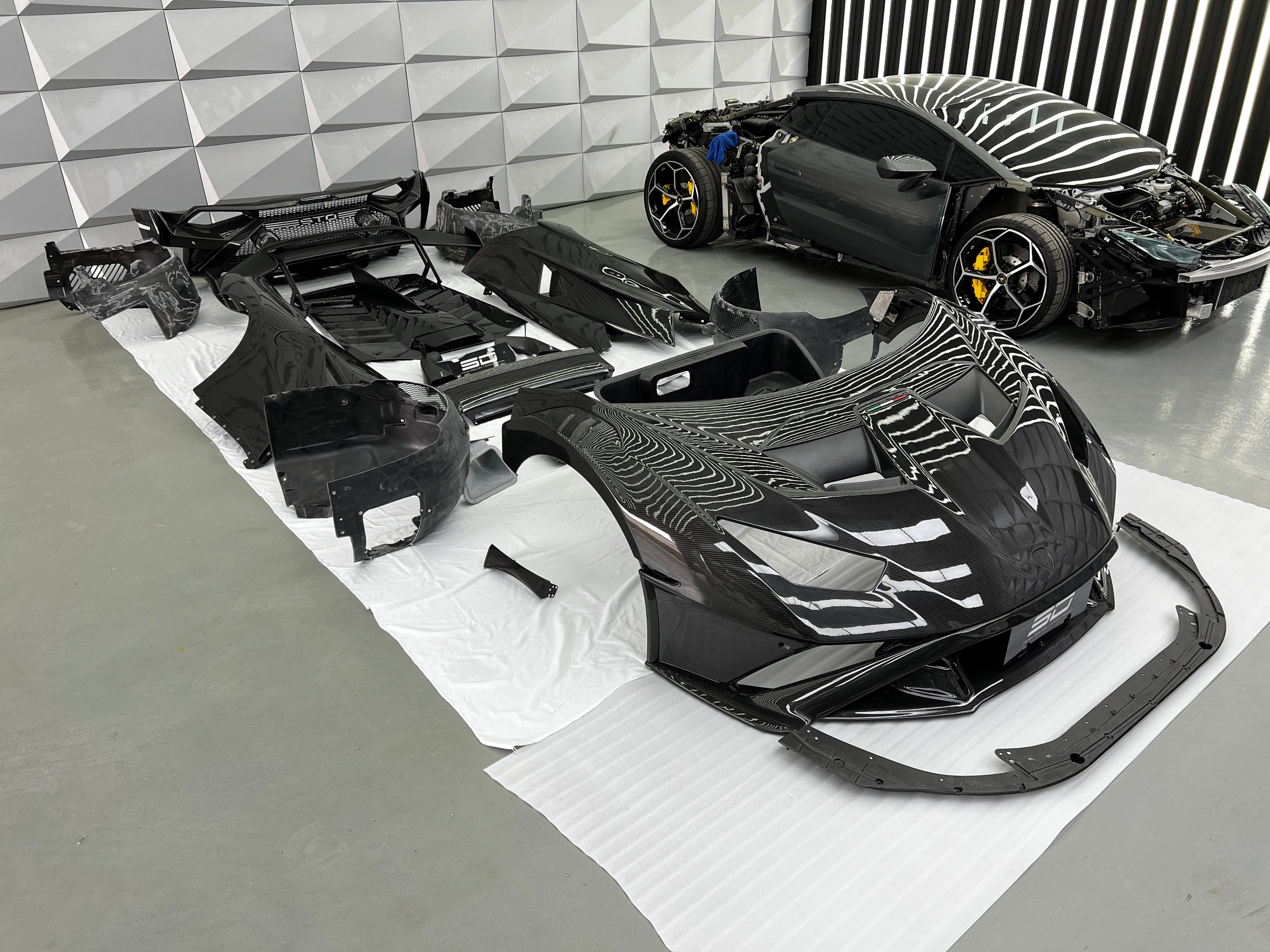 SD Dynamics Lamborghini Huracan to STO Conversion Dry-Carbon Full Body Kit