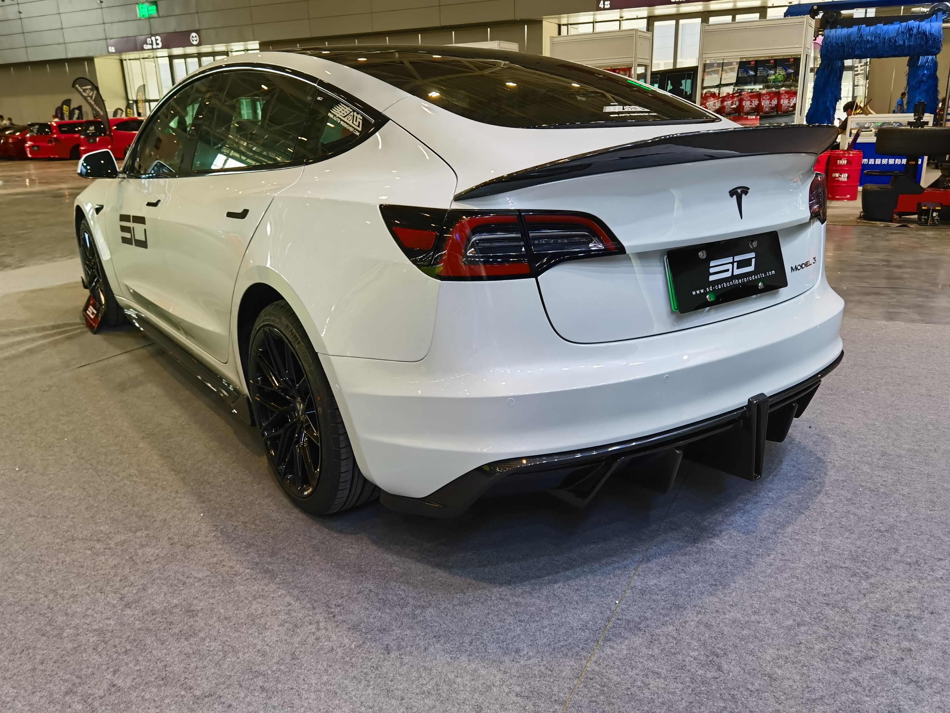 Robot Craftsman Tesla Model 3 