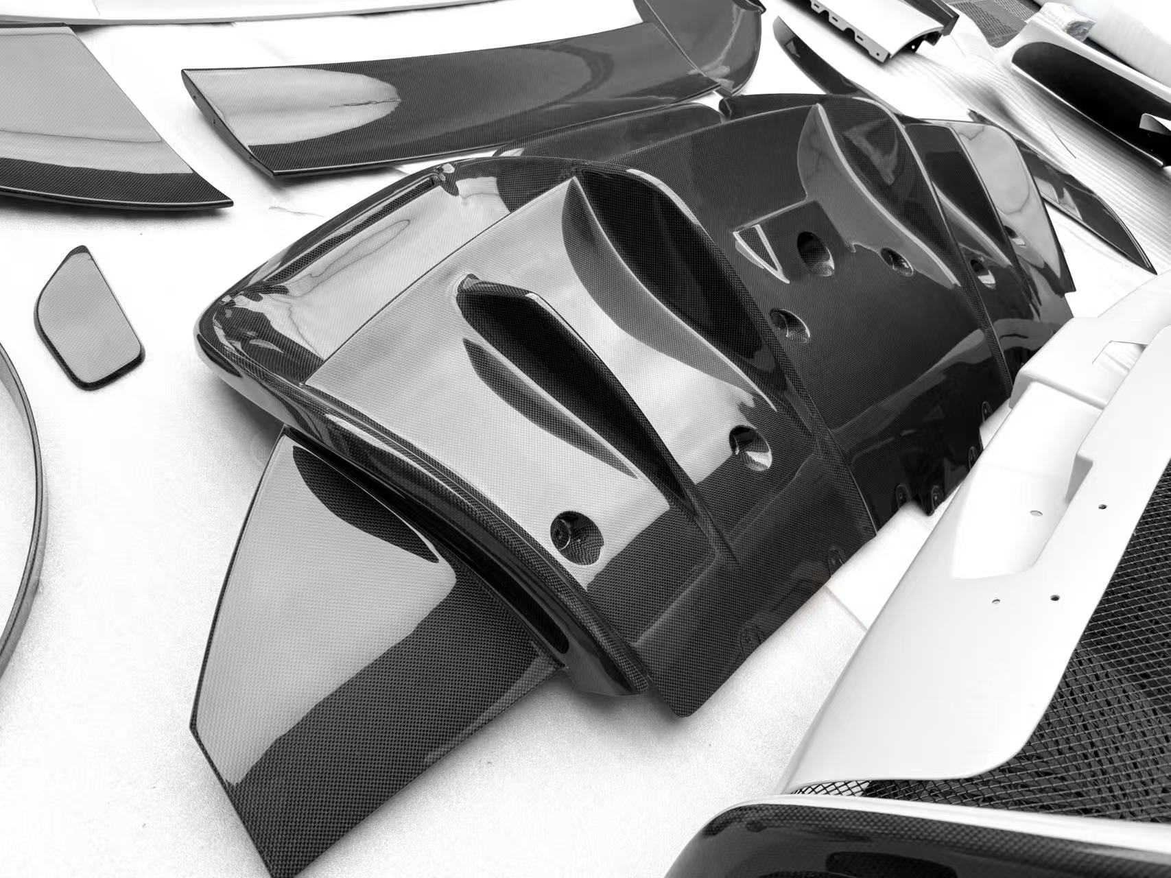 Ferrari SF90XX Style Conversion Kit for SF90 – Complete Prepeg Carbon Body Kit Aftermarket Carbon Fiber Part / Bodykit - Robot Bodykits