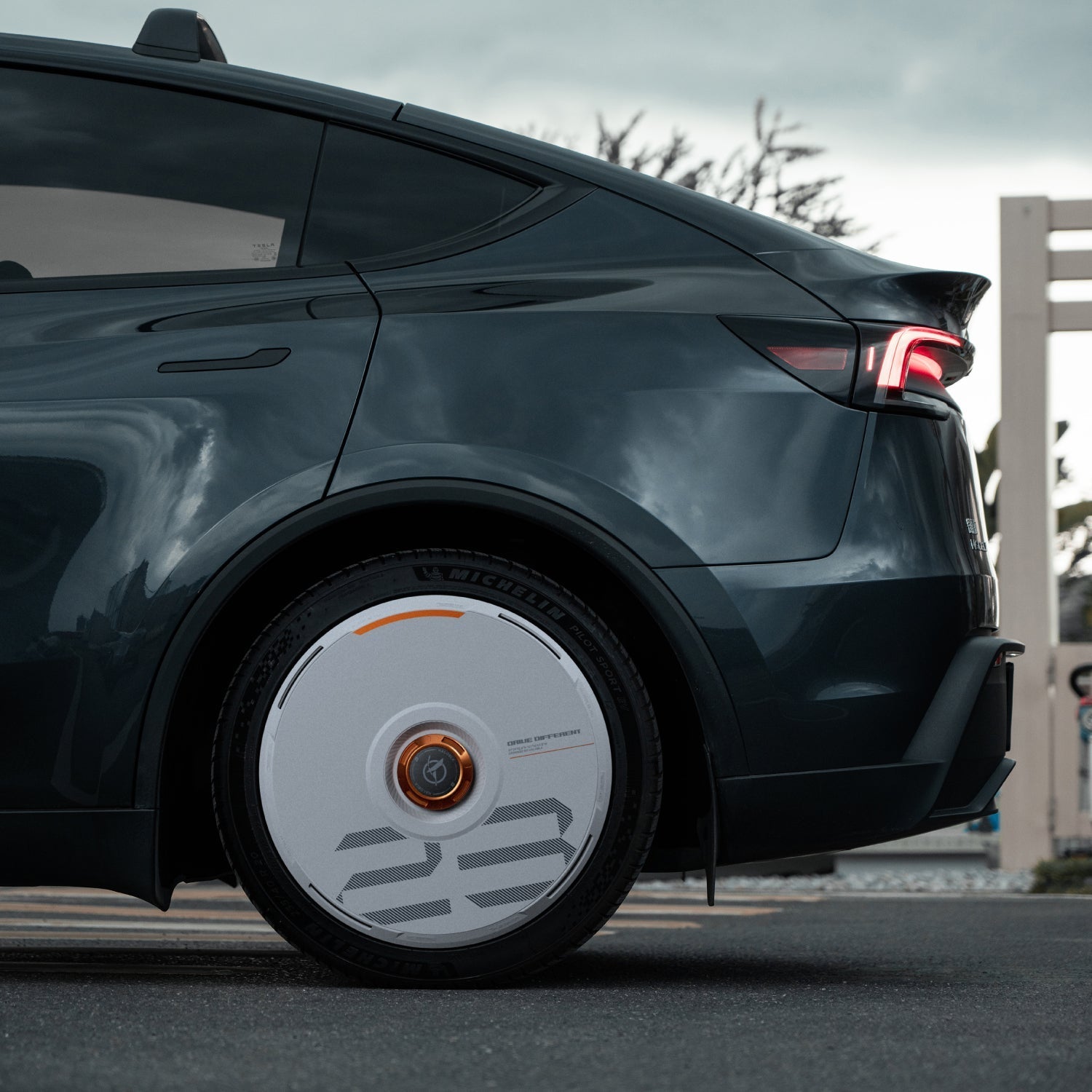 HALODISC 2 Wheel Covers for Tesla | Custom Numbers Series WHITE Aftermarket Carbon Fiber Part / Bodykit - Robot Bodykits