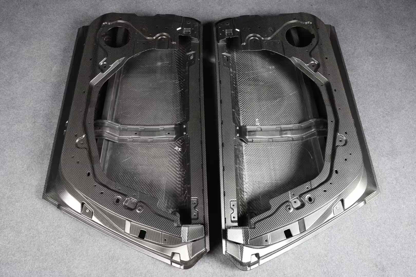 Kid Louis Nissan GTR R35 Dry - Carbon Lightweight Replacement Doors (Pair) Aftermarket Carbon Fiber Part / Bodykit - Robot Bodykits