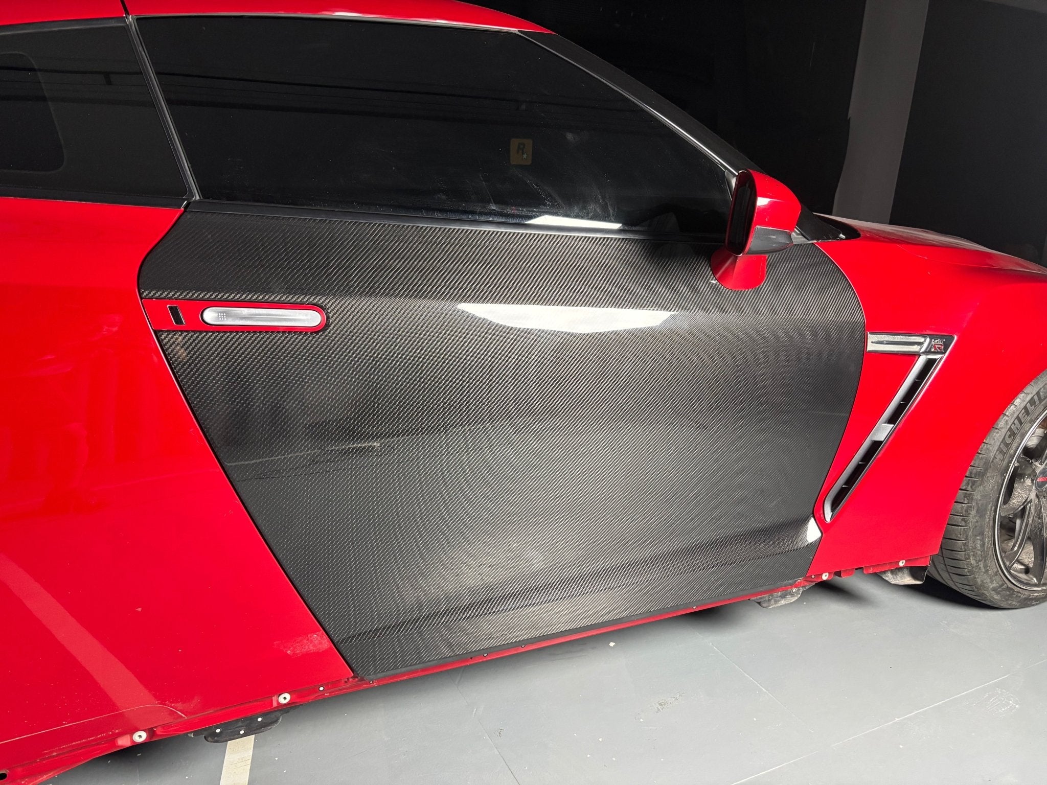 Kid Louis Nissan GTR R35 Dry - Carbon Lightweight Replacement Doors (Pair) Aftermarket Carbon Fiber Part / Bodykit - Robot Bodykits