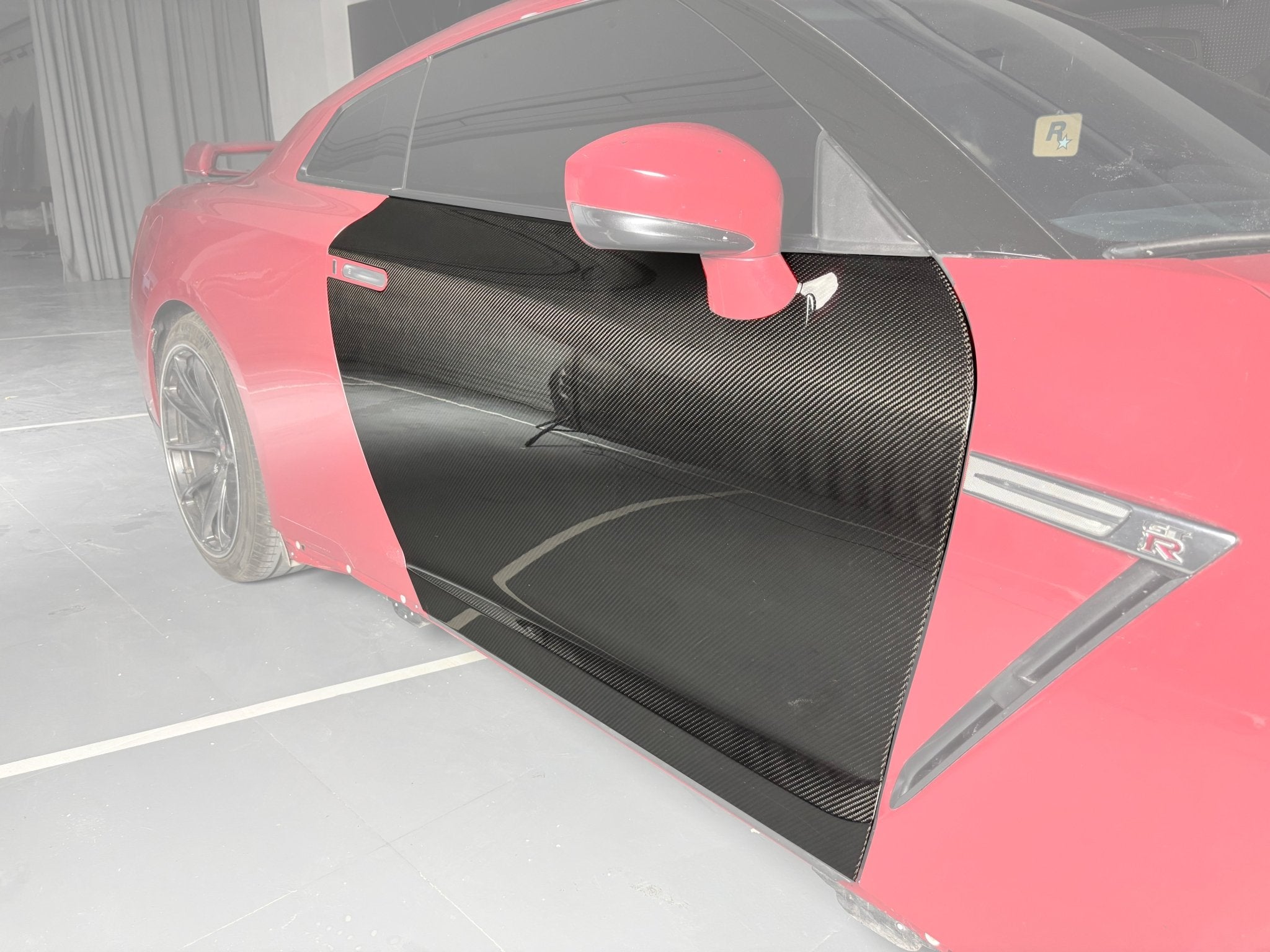 Kid Louis Nissan GTR R35 Dry - Carbon Lightweight Replacement Doors (Pair) Aftermarket Carbon Fiber Part / Bodykit - Robot Bodykits