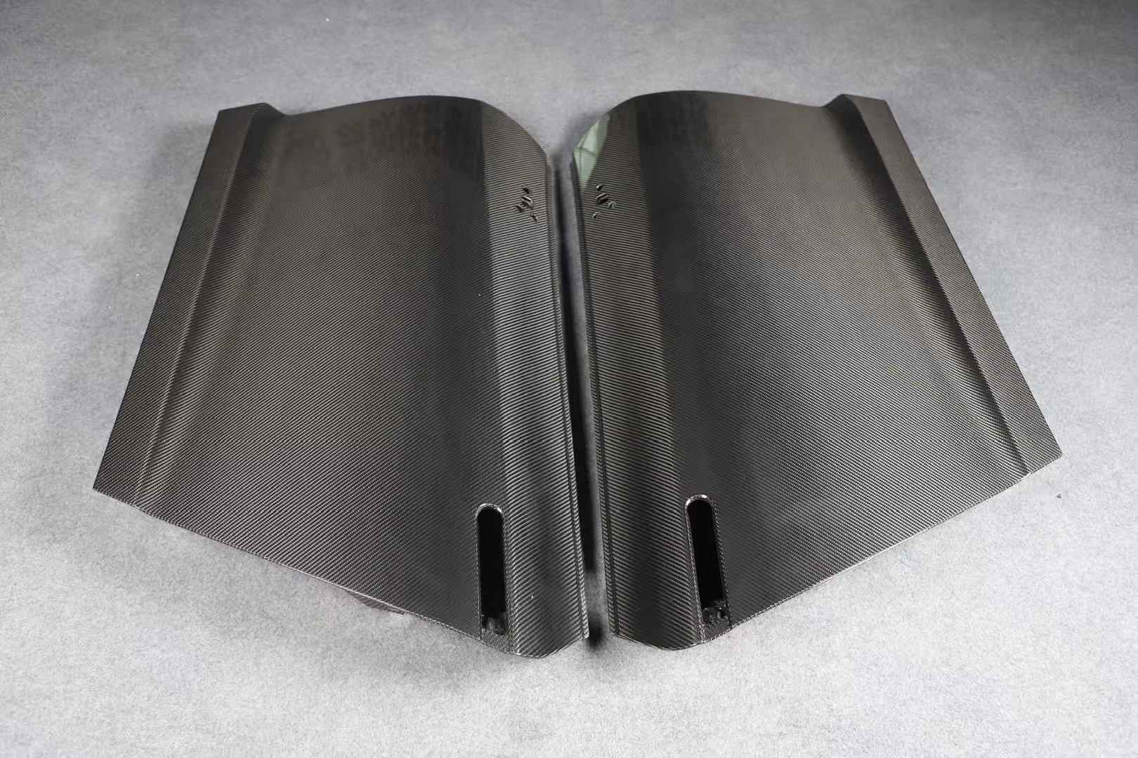 Kid Louis Nissan GTR R35 Dry - Carbon Lightweight Replacement Doors (Pair) Aftermarket Carbon Fiber Part / Bodykit - Robot Bodykits