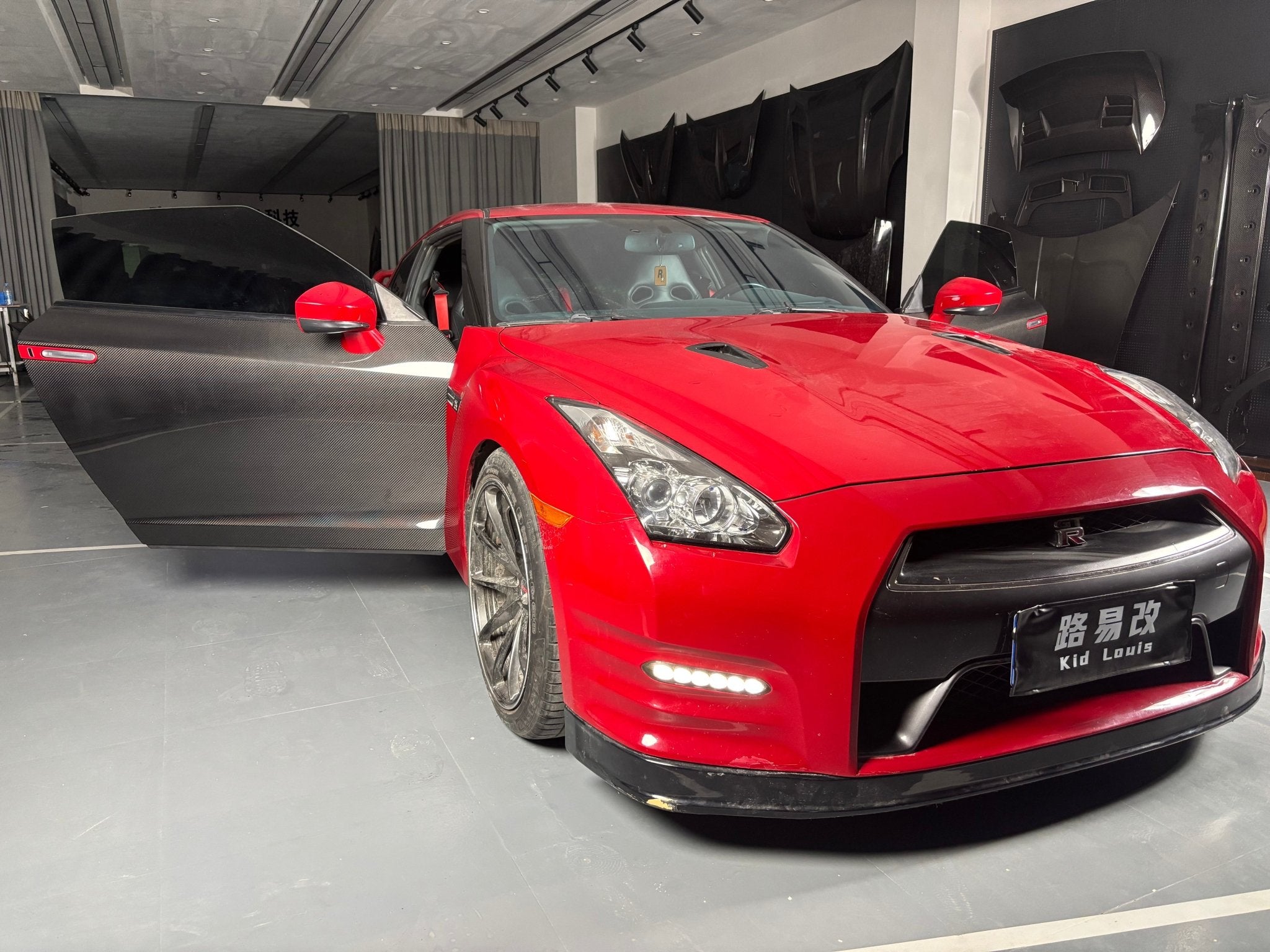 Kid Louis Nissan GTR R35 Dry - Carbon Lightweight Replacement Doors (Pair) Aftermarket Carbon Fiber Part / Bodykit - Robot Bodykits