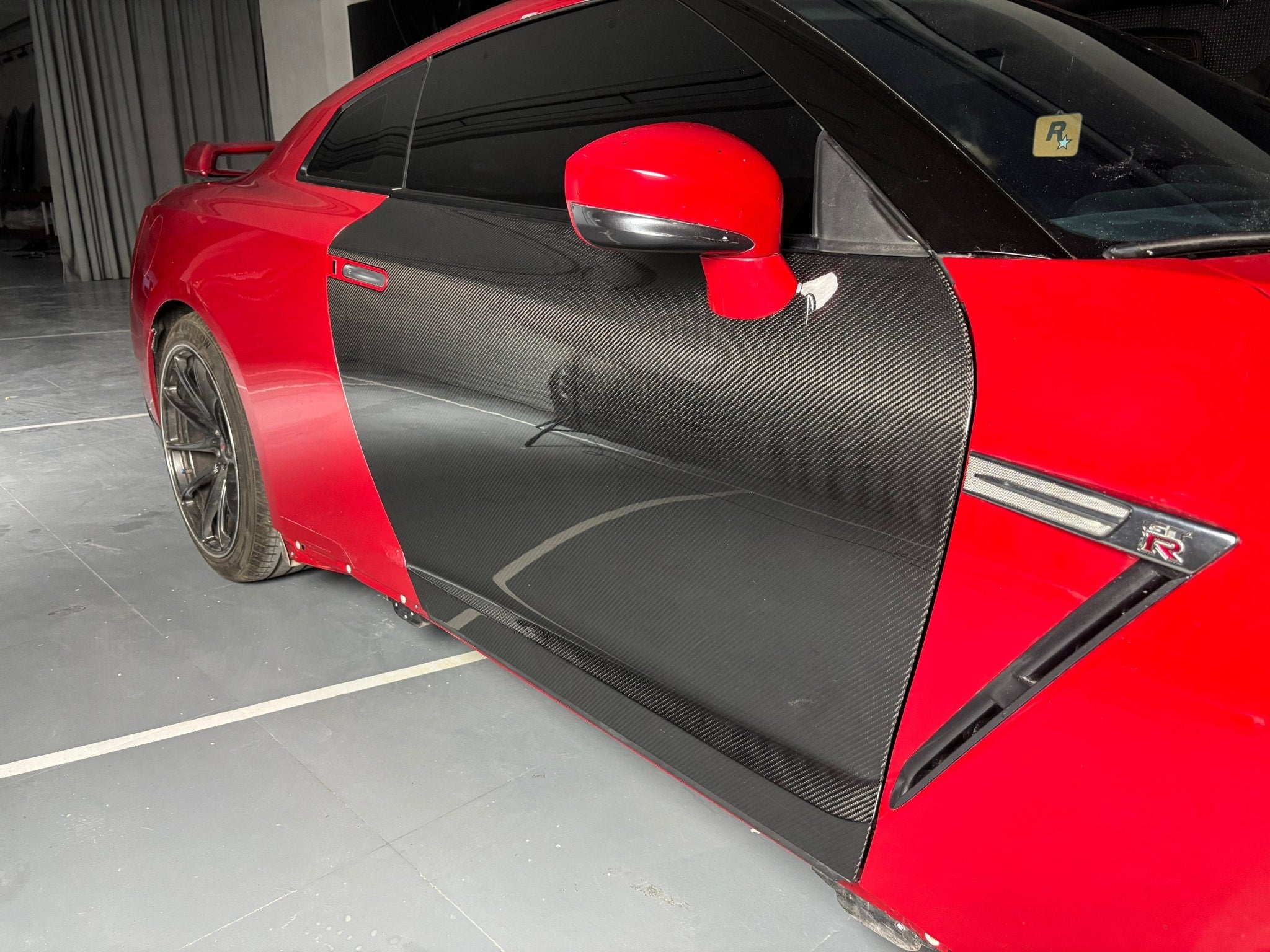 Kid Louis Nissan GTR R35 Dry - Carbon Lightweight Replacement Doors (Pair) Aftermarket Carbon Fiber Part / Bodykit - Robot Bodykits