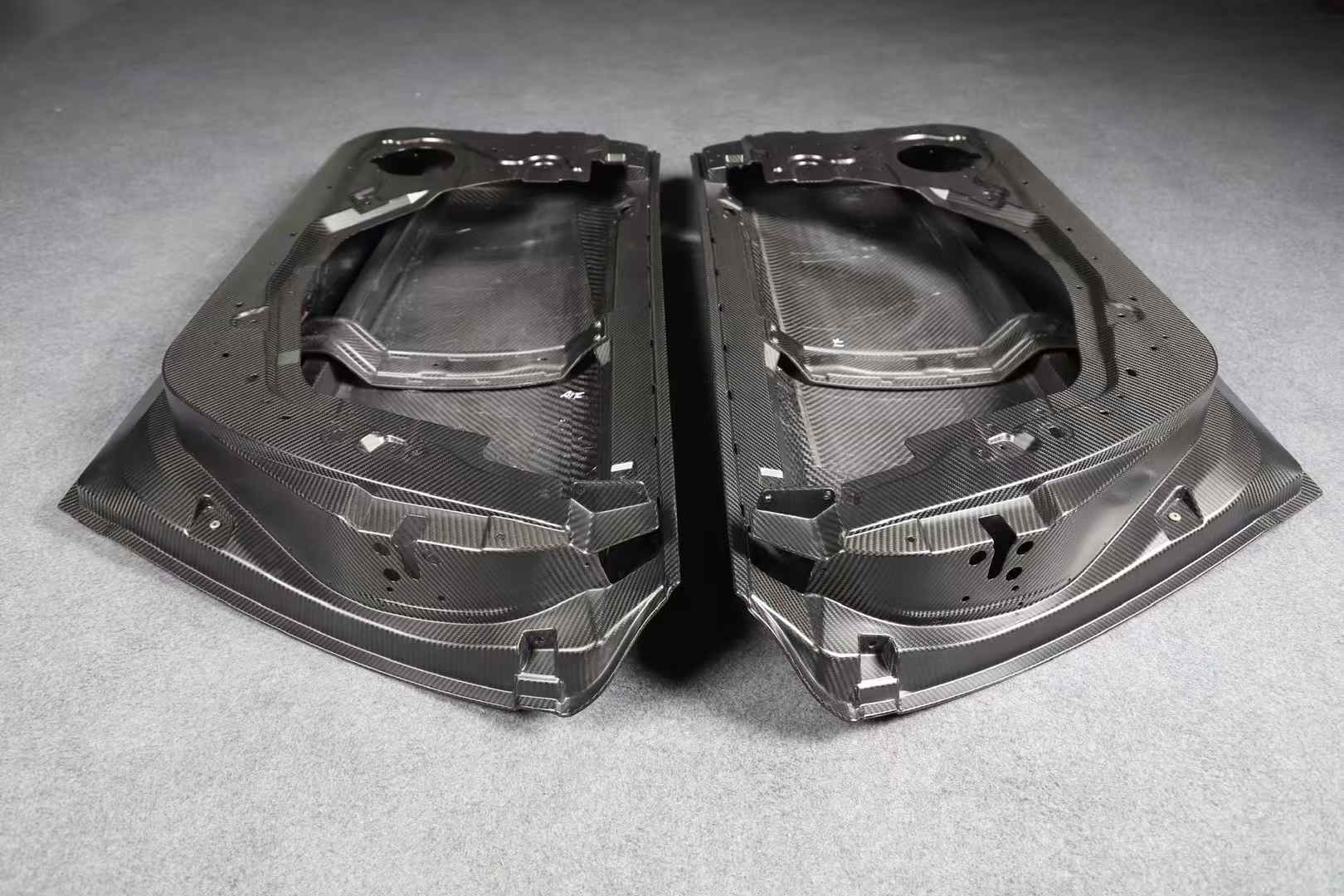 Kid Louis Nissan GTR R35 Dry - Carbon Lightweight Replacement Doors (Pair) Aftermarket Carbon Fiber Part / Bodykit - Robot Bodykits