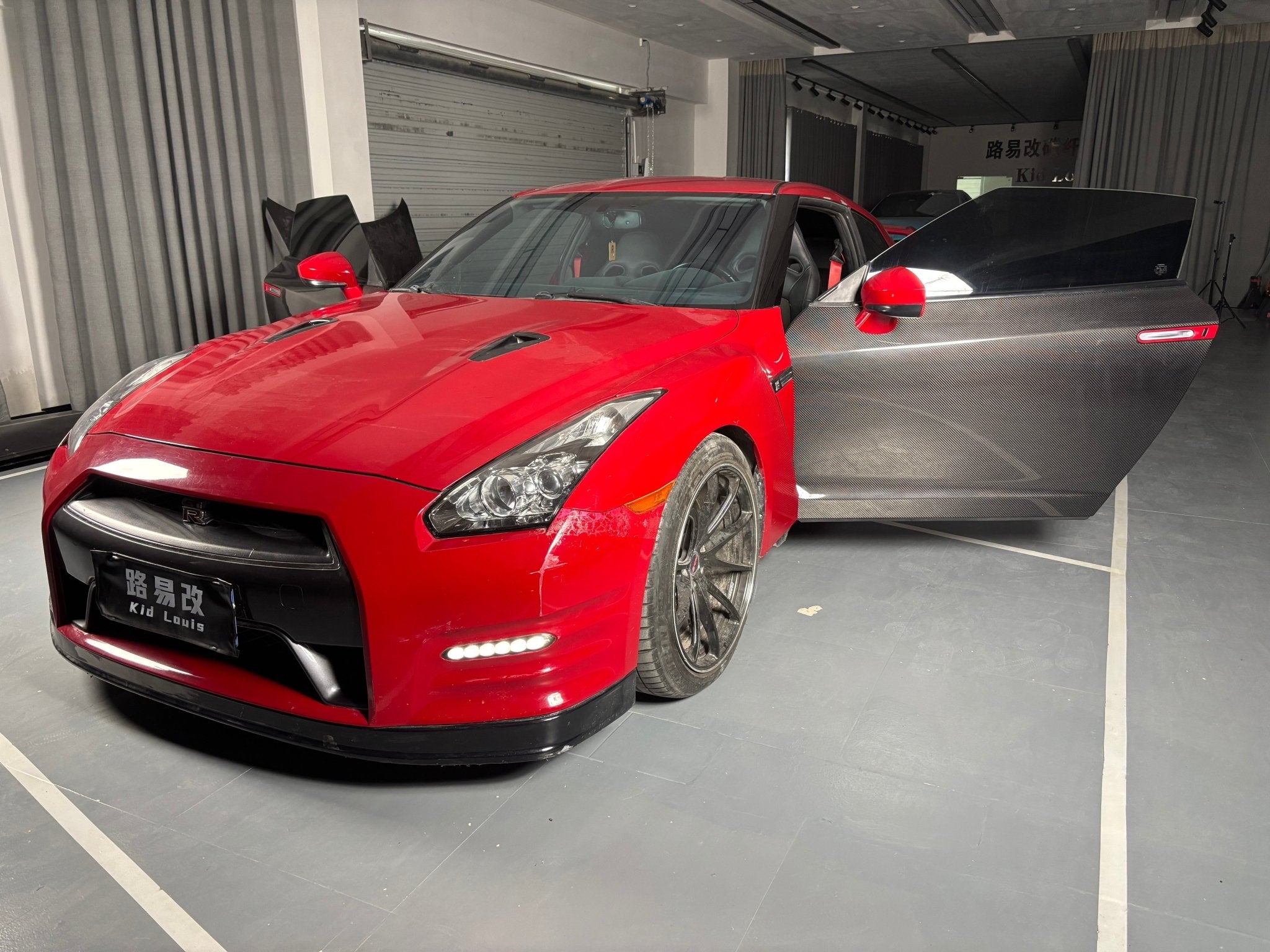 Kid Louis Nissan GTR R35 Dry - Carbon Lightweight Replacement Doors (Pair) Aftermarket Carbon Fiber Part / Bodykit - Robot Bodykits