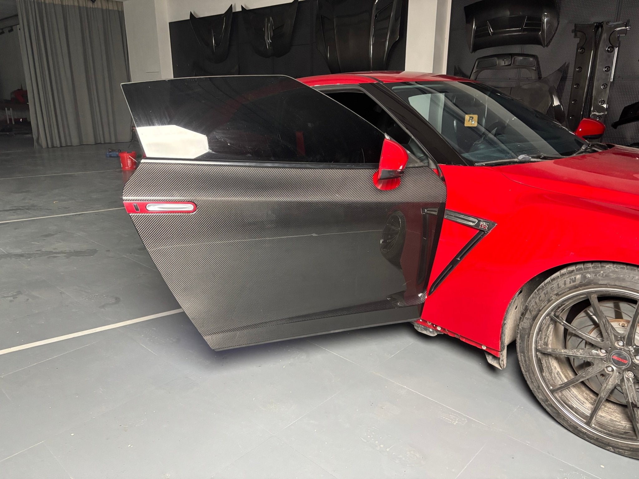 Kid Louis Nissan GTR R35 Dry - Carbon Lightweight Replacement Doors (Pair) Aftermarket Carbon Fiber Part / Bodykit - Robot Bodykits
