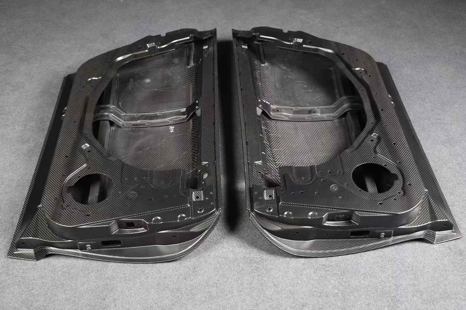 Kid Louis Nissan GTR R35 Dry - Carbon Lightweight Replacement Doors (Pair) Aftermarket Carbon Fiber Part / Bodykit - Robot Bodykits