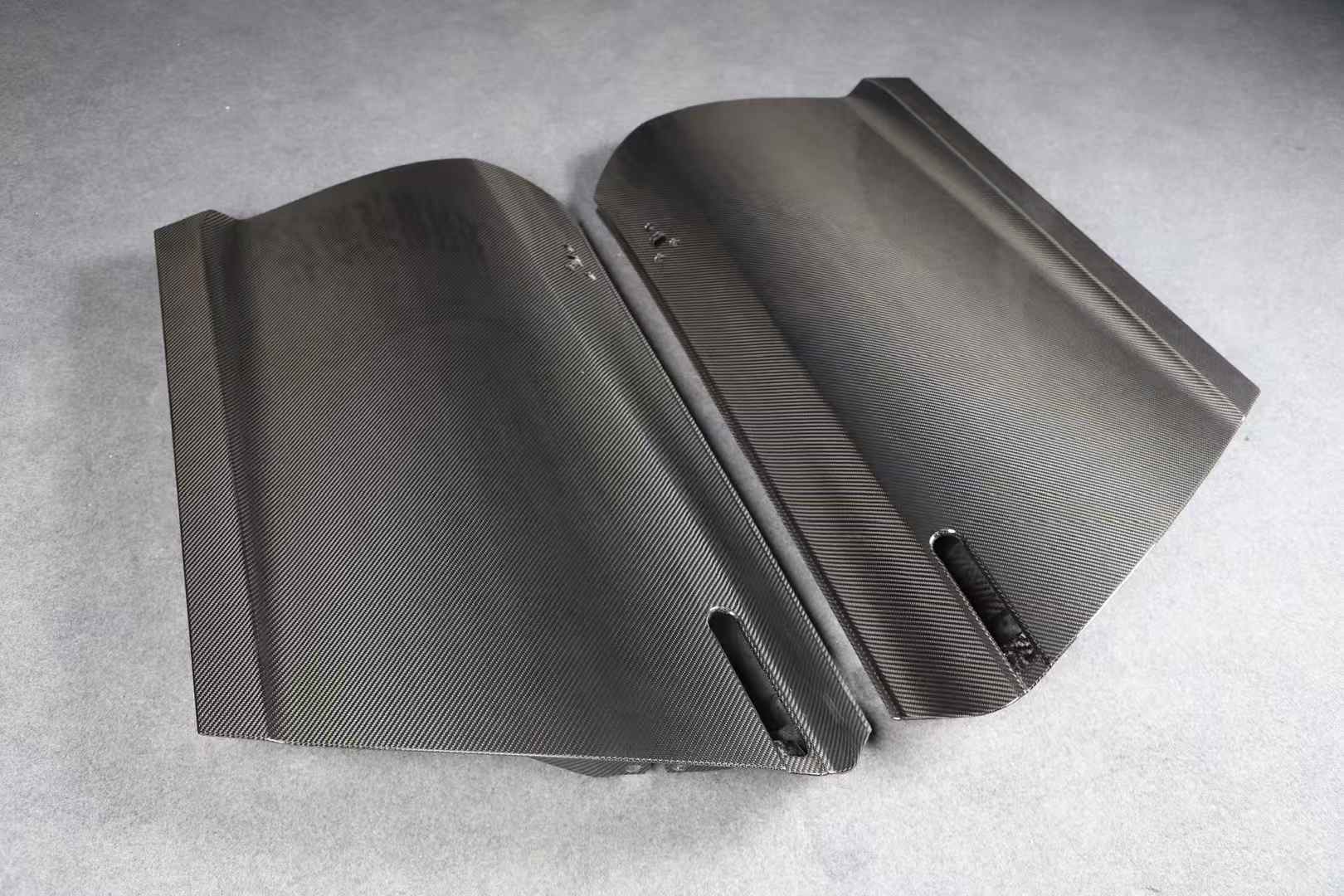 Kid Louis Nissan GTR R35 Dry - Carbon Lightweight Replacement Doors (Pair) Aftermarket Carbon Fiber Part / Bodykit - Robot Bodykits