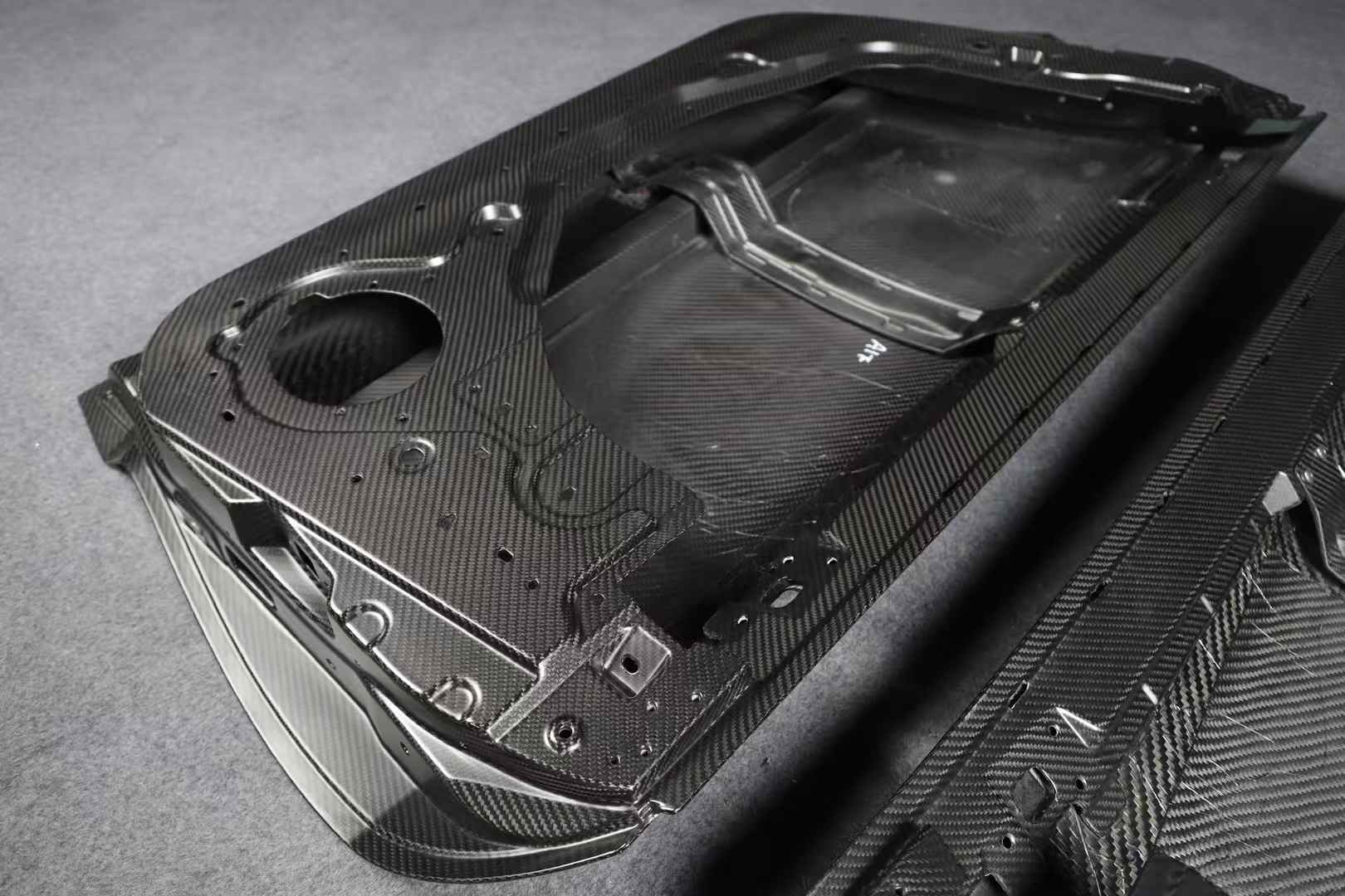 Kid Louis Nissan GTR R35 Dry - Carbon Lightweight Replacement Doors (Pair) Aftermarket Carbon Fiber Part / Bodykit - Robot Bodykits