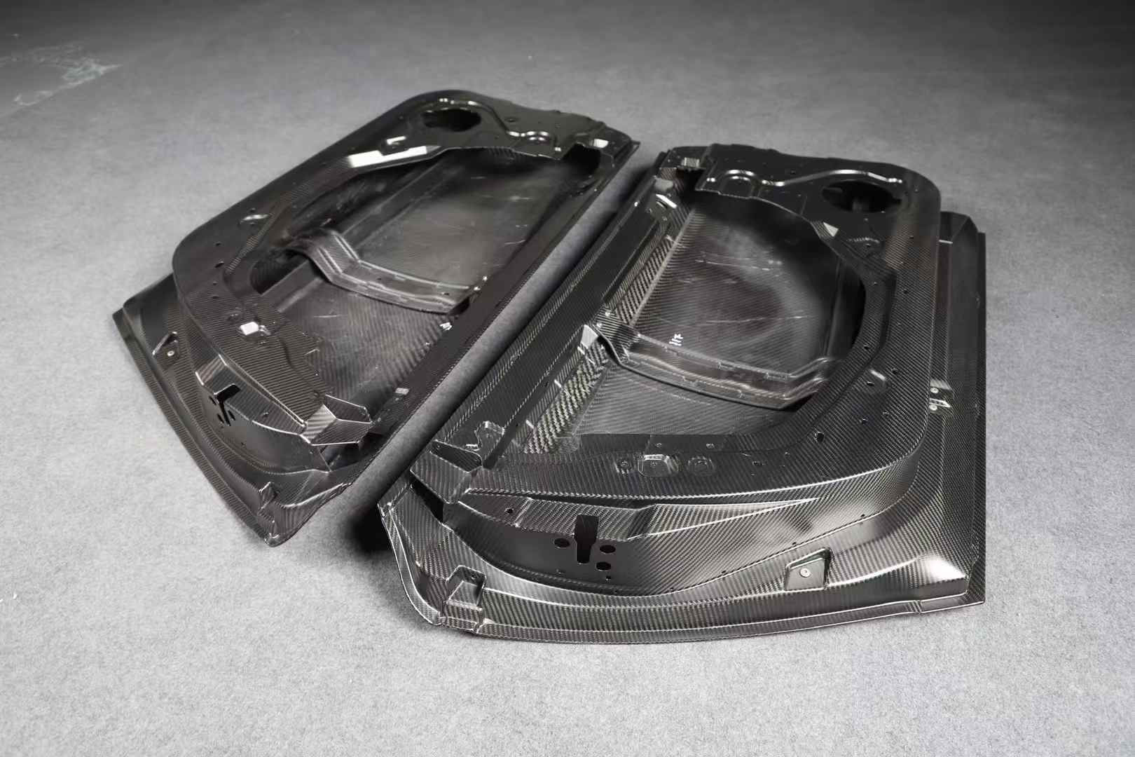 Kid Louis Nissan GTR R35 Dry - Carbon Lightweight Replacement Doors (Pair) Aftermarket Carbon Fiber Part / Bodykit - Robot Bodykits