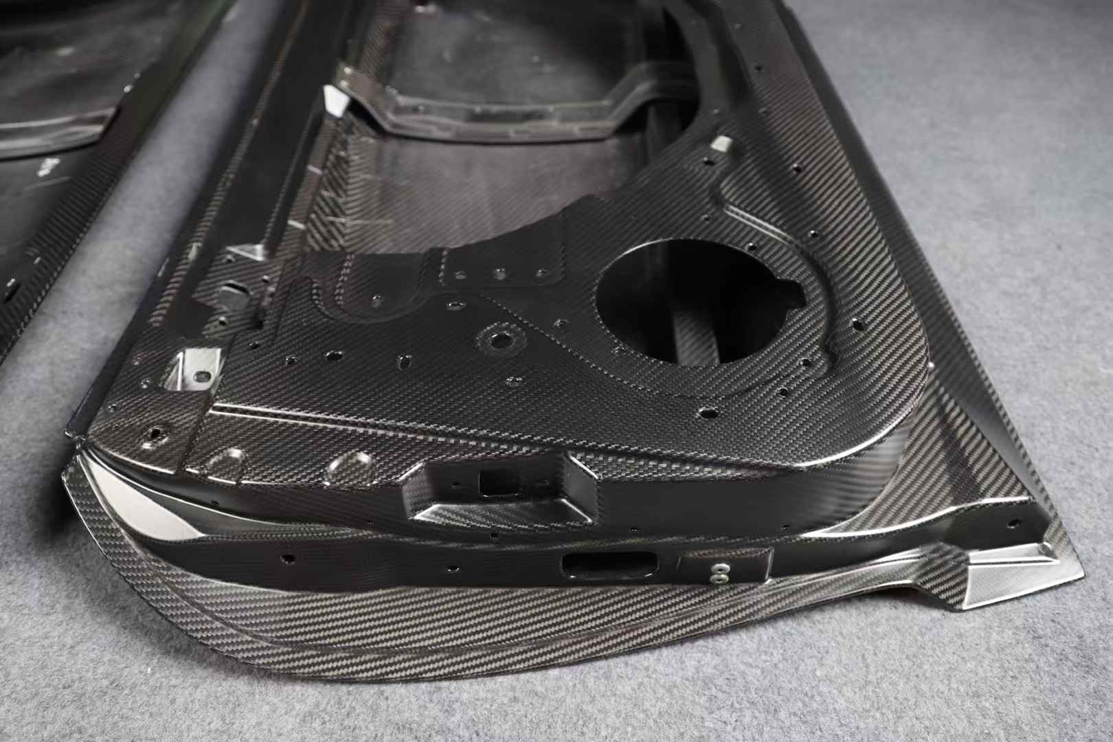Kid Louis Nissan GTR R35 Dry - Carbon Lightweight Replacement Doors (Pair) Aftermarket Carbon Fiber Part / Bodykit - Robot Bodykits