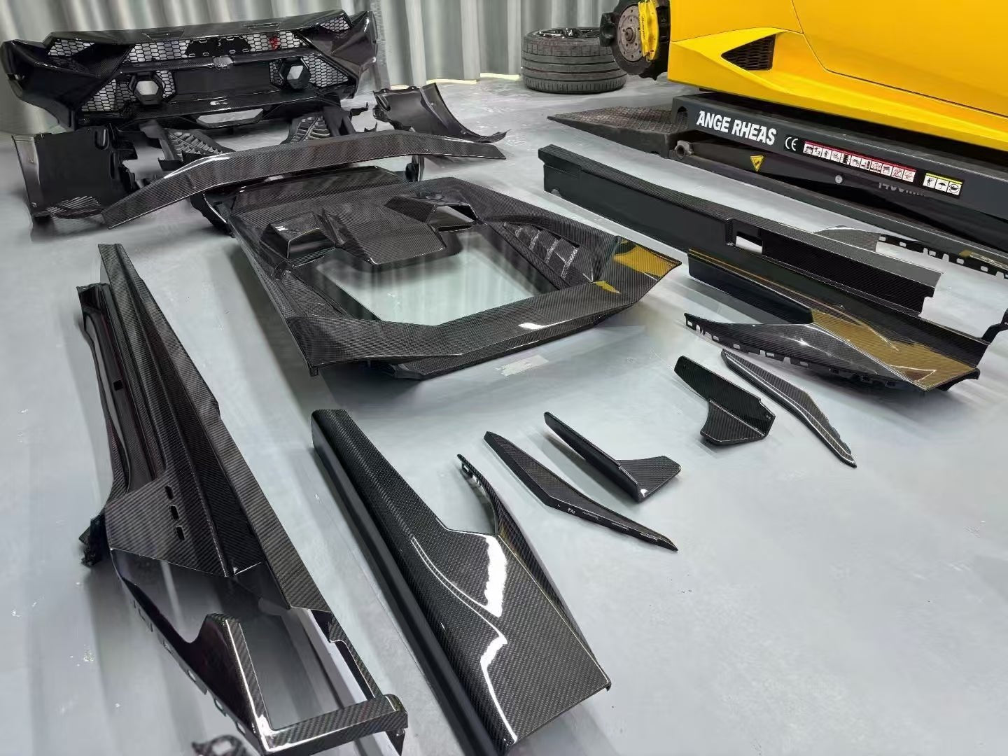 Lamborghini Huracan LP580 / LP610 / EVO → Dry - Carbon Fibre Tecnica Conversion Body Kit Aftermarket Carbon Fiber Part / Bodykit - Robot Bodykits