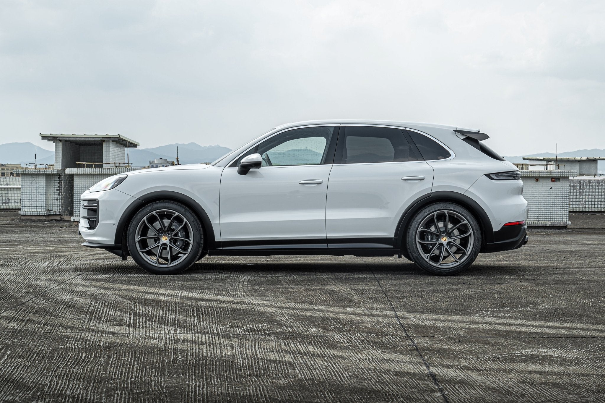 Porsche Cayenne 9Y0.2 (2024+) Turbo GT Body Kit – Plus DRL Package Aftermarket Carbon Fiber Part / Bodykit - Robot Bodykits