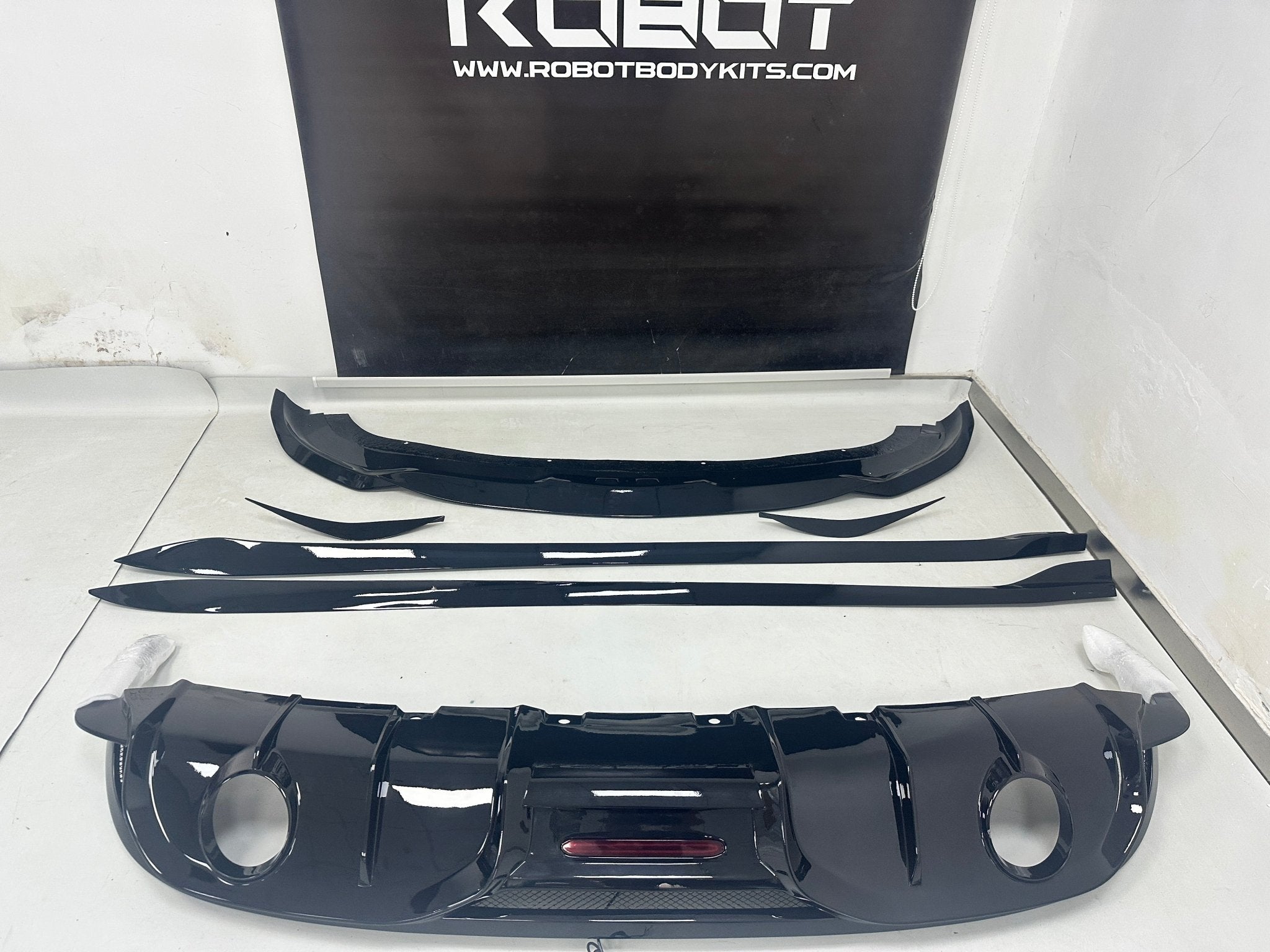 Robot Craftsman Alfa Romeo Giulia Lowline Bodykit (Hydrogai Series) - Base FRP kit Aftermarket Carbon Fiber Part / Bodykit - Robot Bodykits