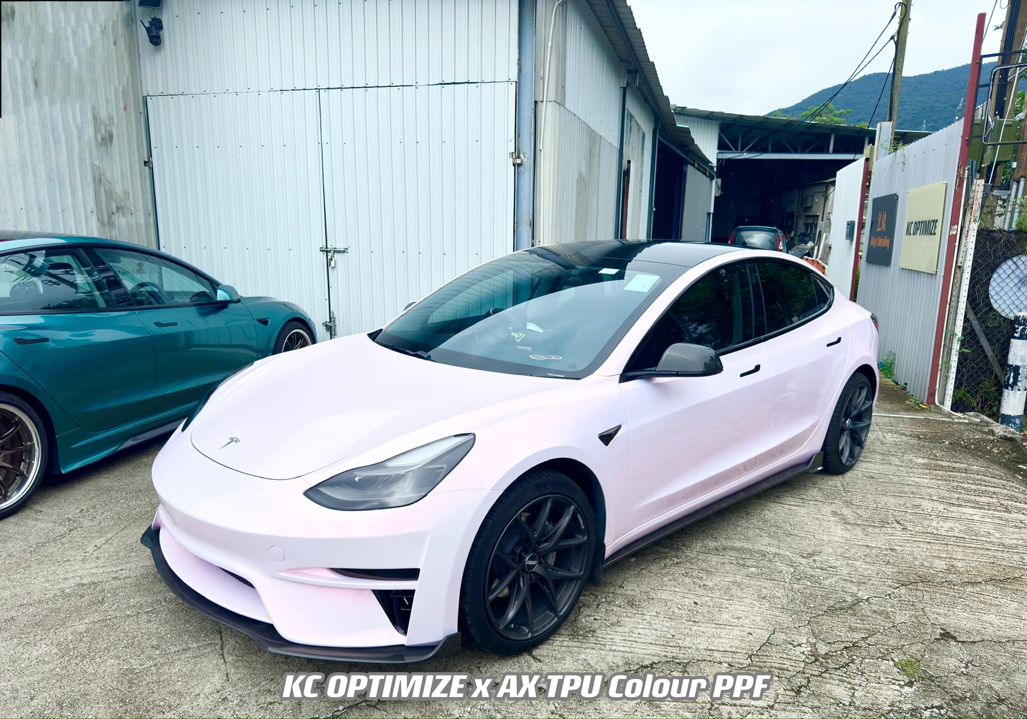 Robot Craftsman Tesla Model 3 