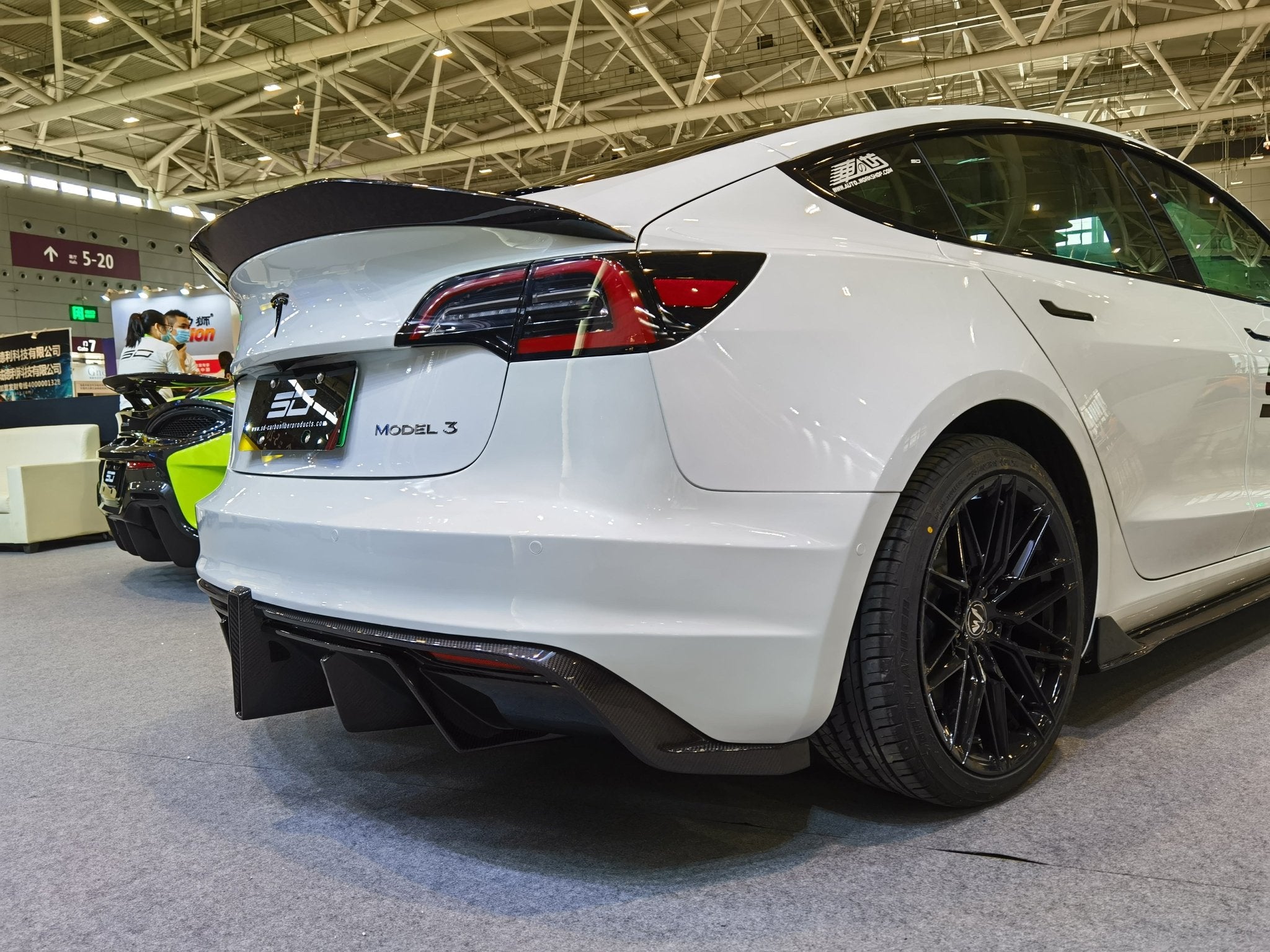 Robot Craftsman Tesla Model 3 