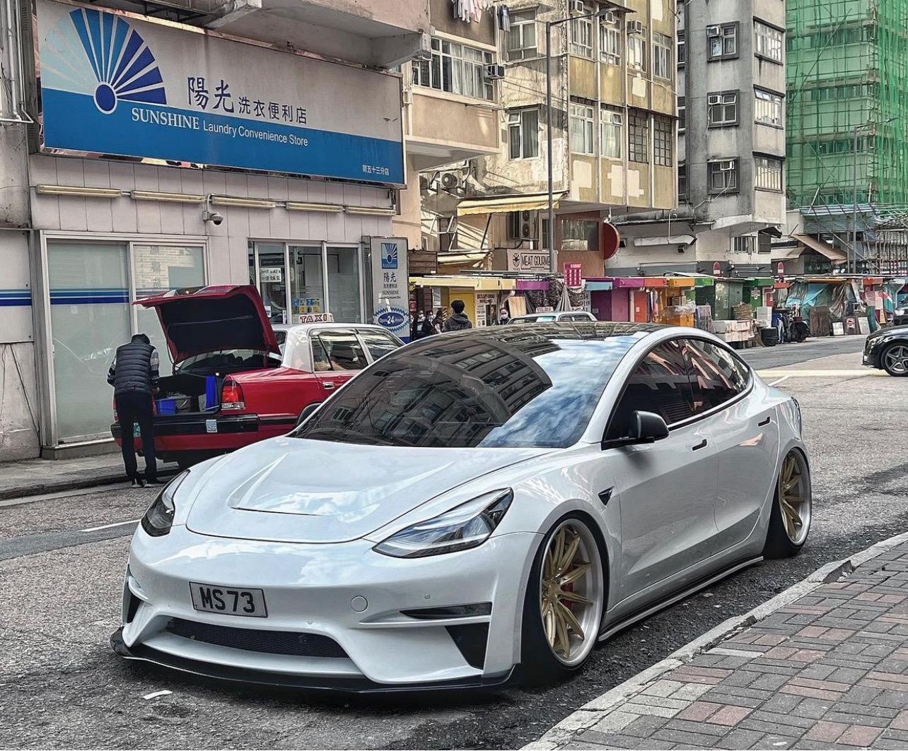 Robot Craftsman Tesla Model 3 