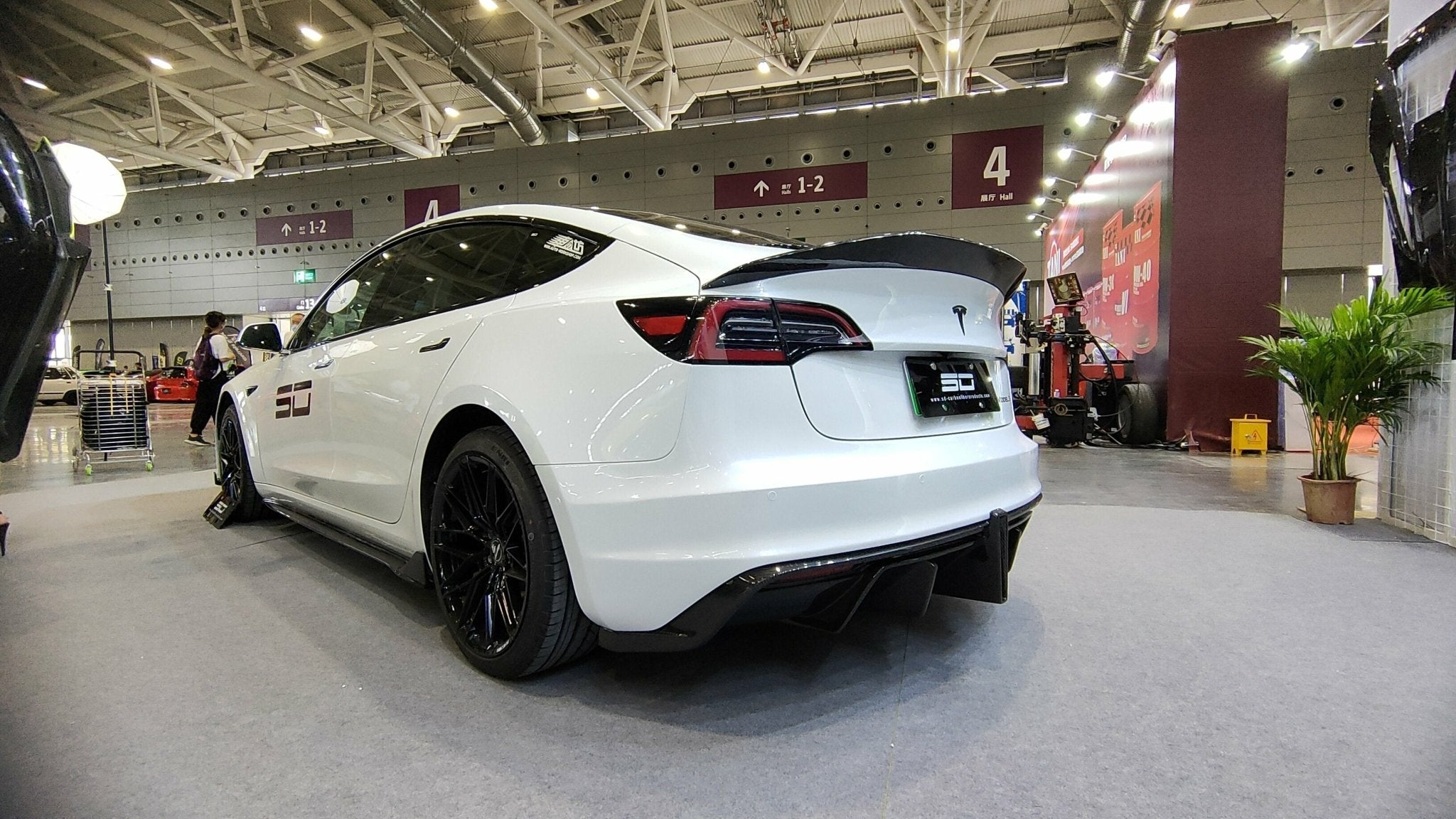 Robot Craftsman Tesla Model 3 