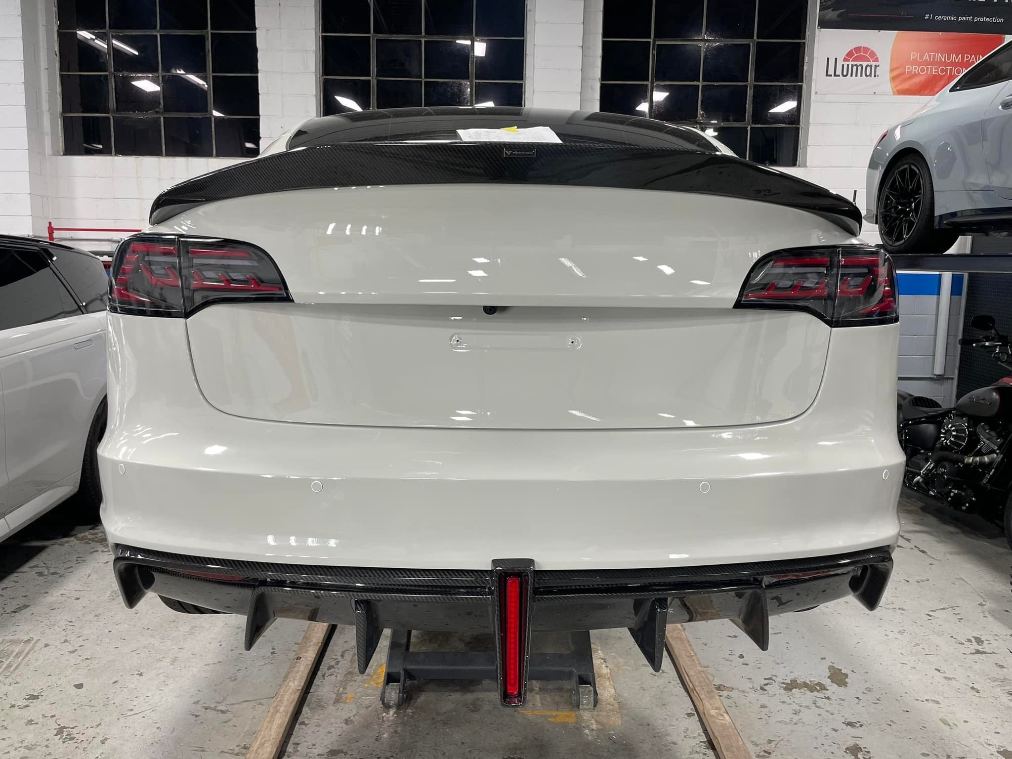 Robot Craftsman Tesla Model 3 