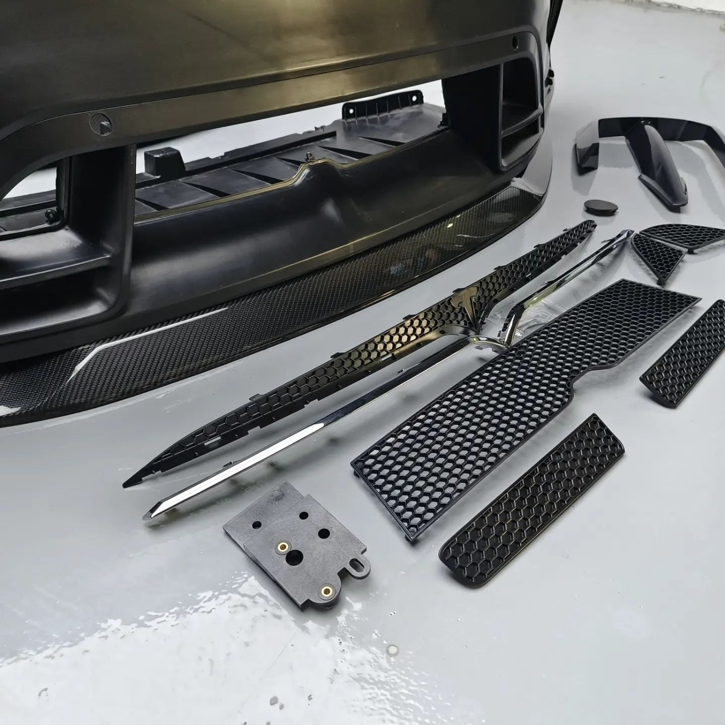 SD Carbon Tesla Model Y PP Front Bumper Aftermarket Carbon Fiber Part / Bodykit - Robot Bodykits